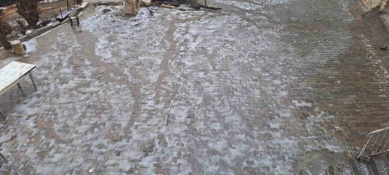 DİYARBAKIR’IN SİLVAN İLÇESİNDE ETKİLİ OLAN DOLU, KISA SÜREDE ETRAFI BEYAZA BÜRÜDÜ.