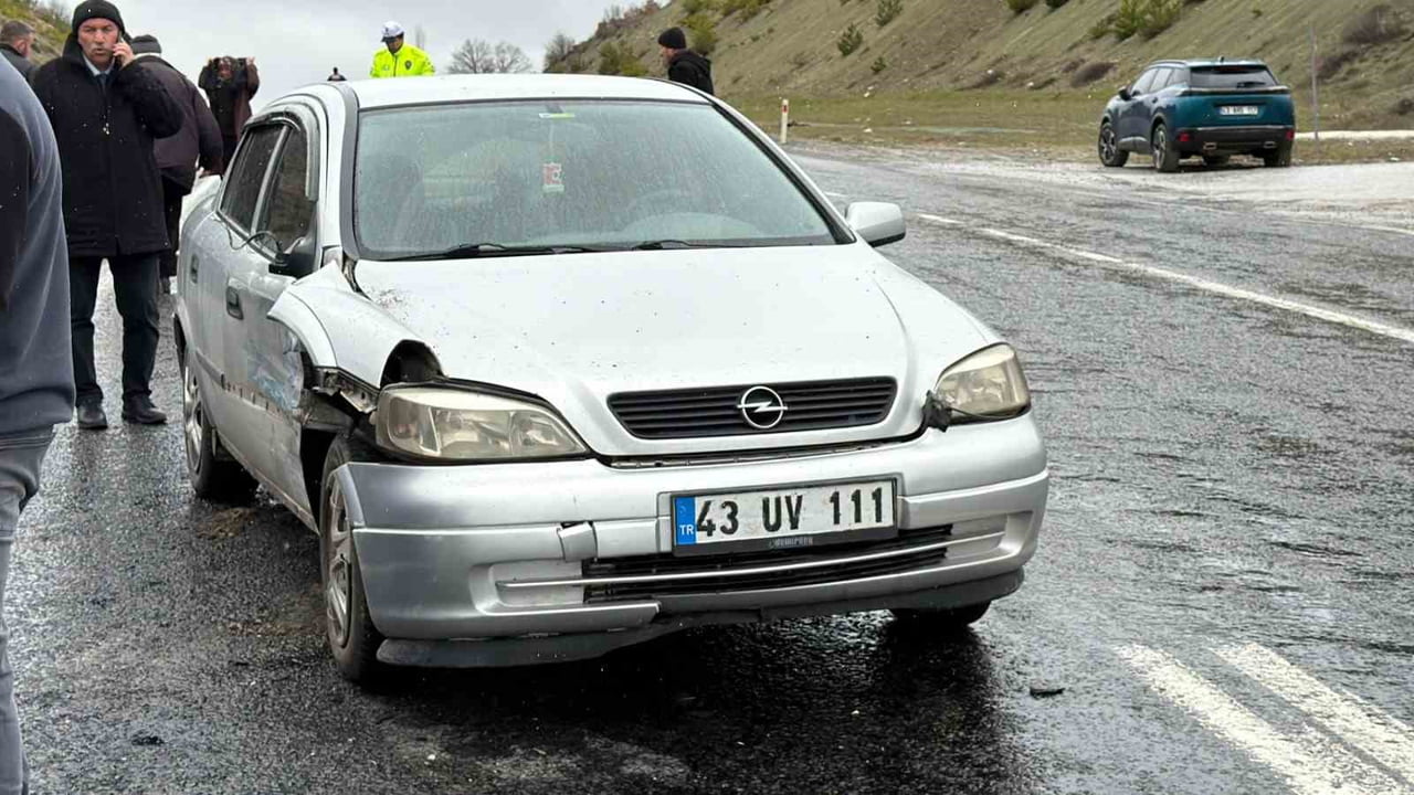 DOMANİÇ-TAVŞANLI KARA YOLUNDA TRAFİK KAZASI: 2 YARALI