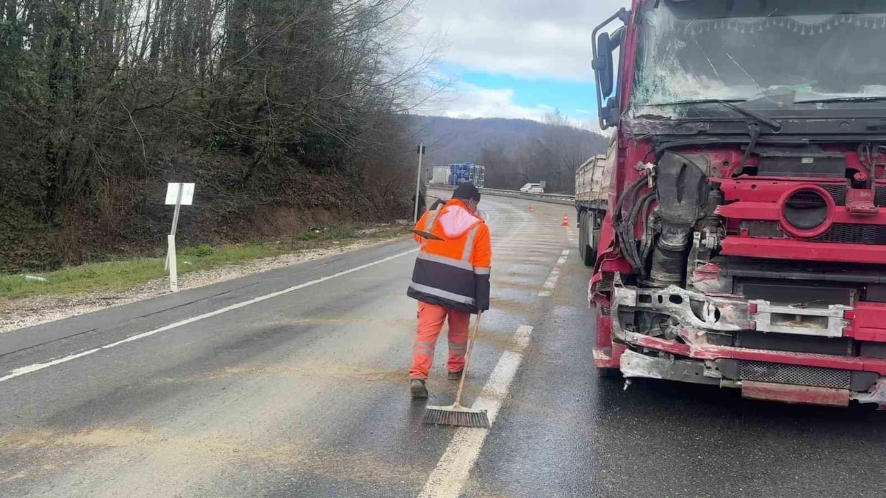 DÜZCE-AKÇAKOCA D-655 KARA YOLUNDA SAĞANAK YAĞIŞIN ARDINDAN KAYGANLAŞAN ZEMİNDE KONTROLDEN ÇIKARAK...