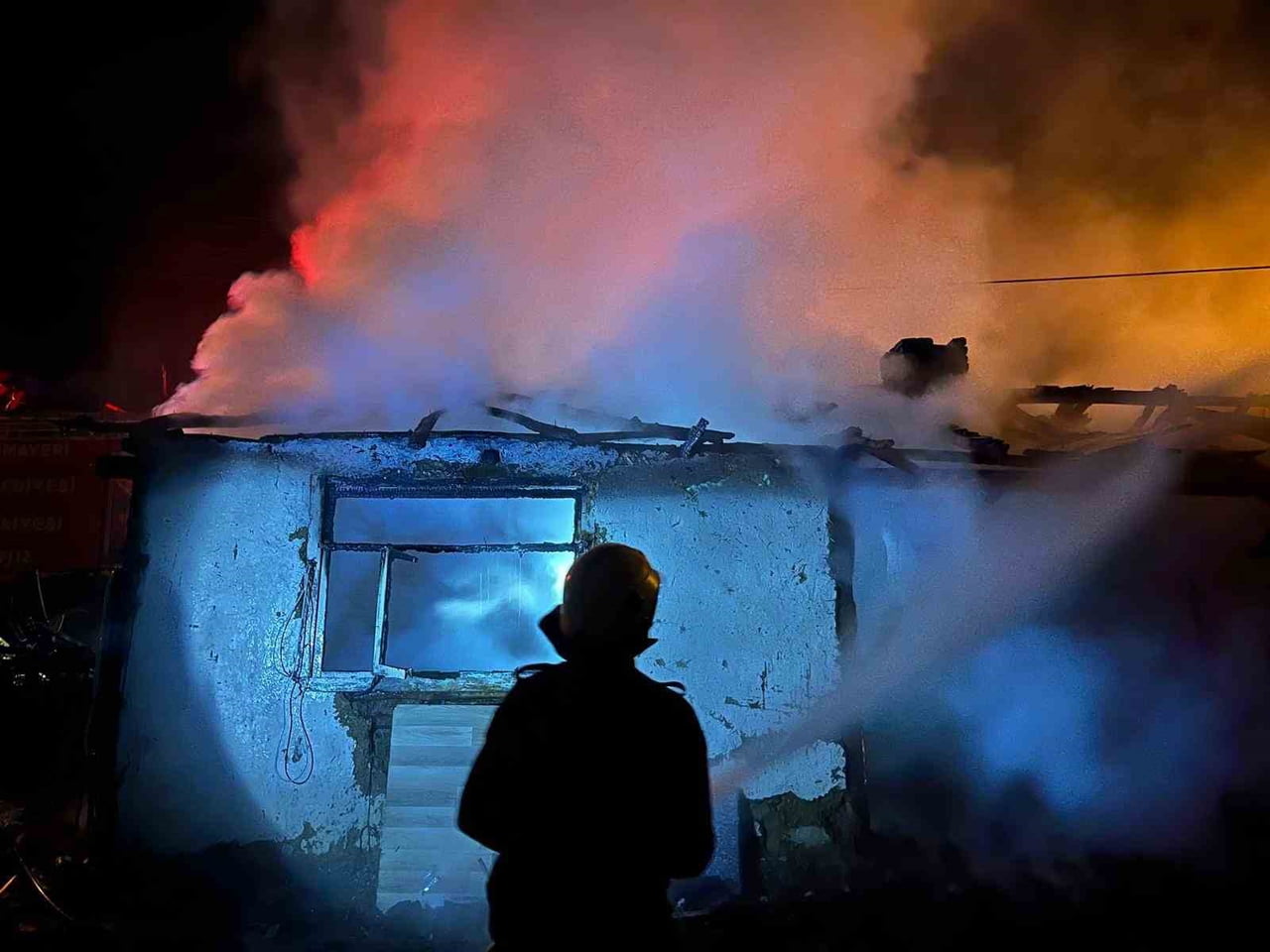 DÜZCE’DE GECE SAATLERİNDE METRUK EVDE ÇIKAN YANGIN EKİPLERİN MÜDAHALESİ İLE...