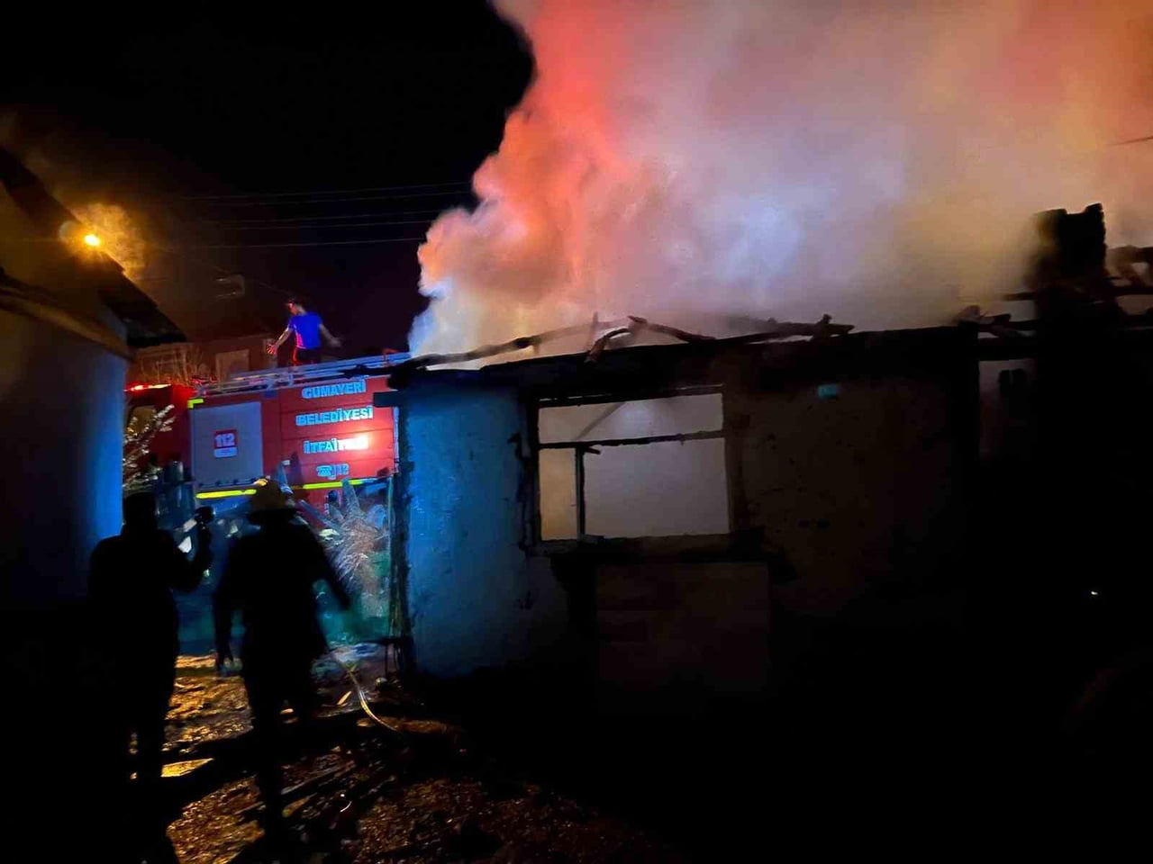 DÜZCE’DE GECE SAATLERİNDE METRUK EVDE ÇIKAN YANGIN EKİPLERİN MÜDAHALESİ İLE...