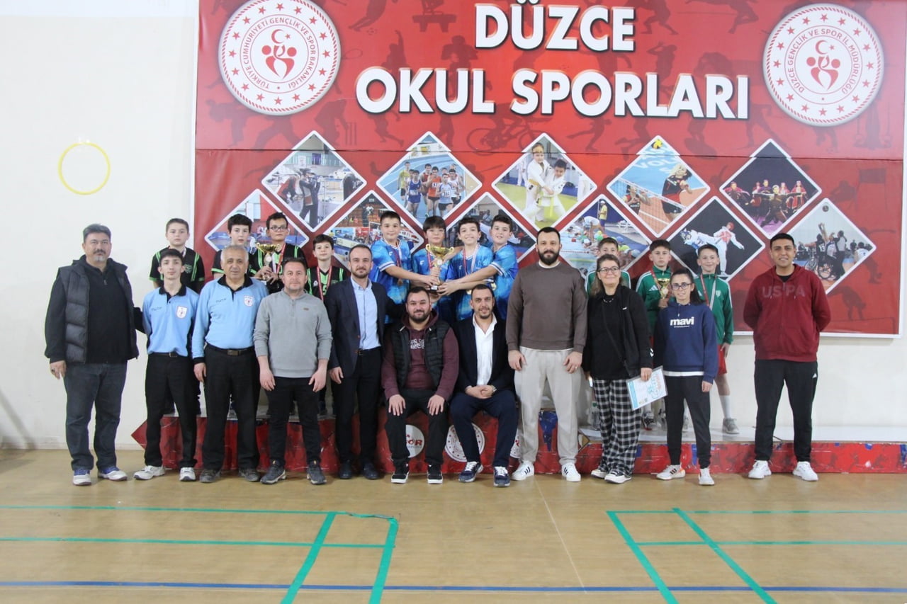 DÜZCE’DE MASA TENİSİ MÜSABAKALARINDA KIZLARDA İLHAMİ REYHAN TURAN ORTAOKULU, ERKEKLERDE İSE SU...