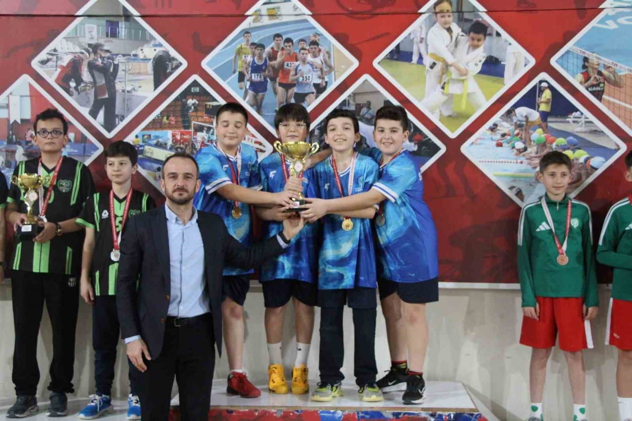 DÜZCE’DE MASA TENİSİ MÜSABAKALARINDA KIZLARDA İLHAMİ REYHAN TURAN ORTAOKULU, ERKEKLERDE İSE SU...