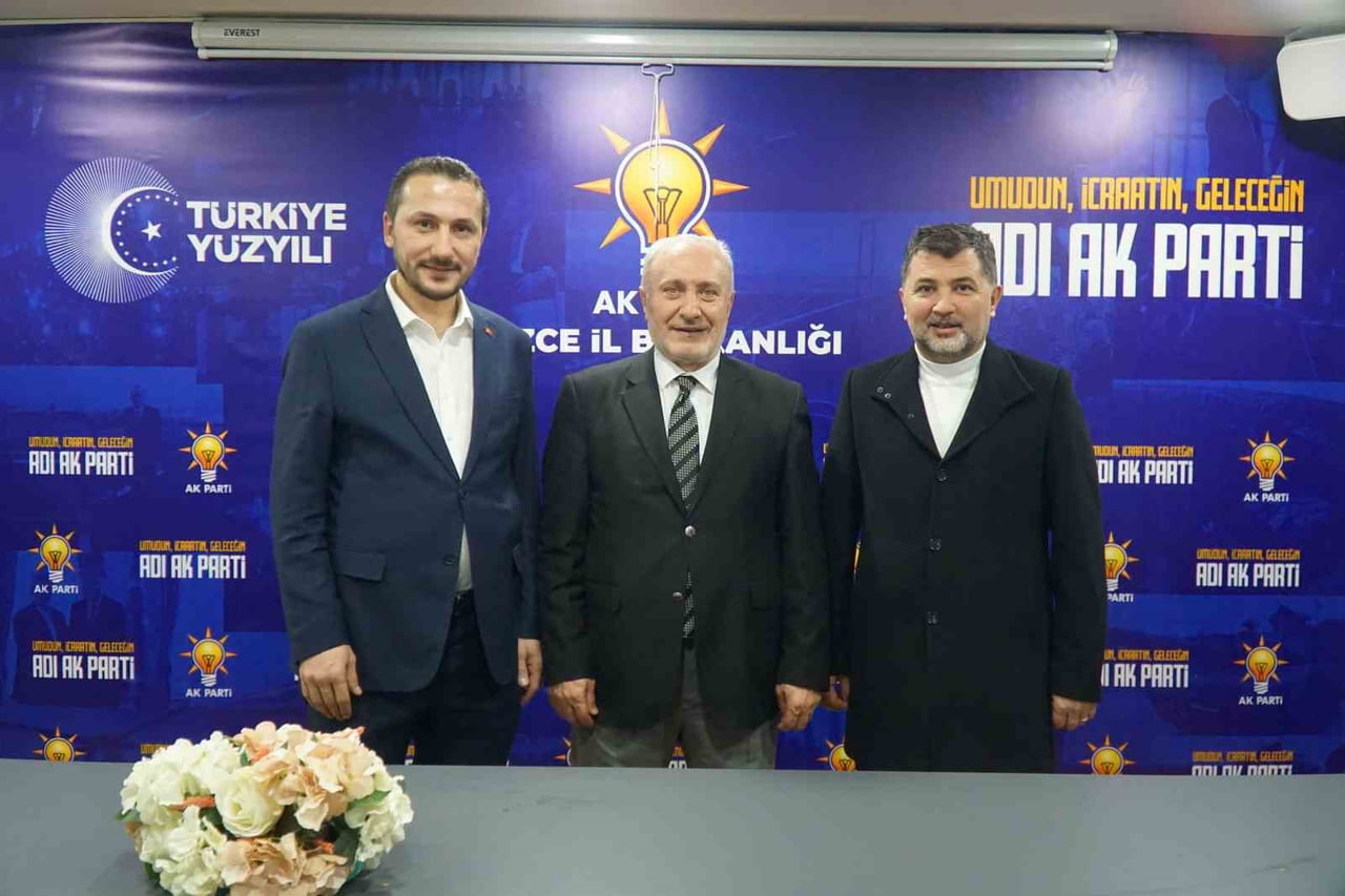 DÜZCE’DE UZUN YILLAR EĞİTİM CAMİASINA HİZMET ETMİŞ EMEKLİ ÖĞRETMENLER AK PARTİ’YE ÜYE OLDU. EMEKLİ...