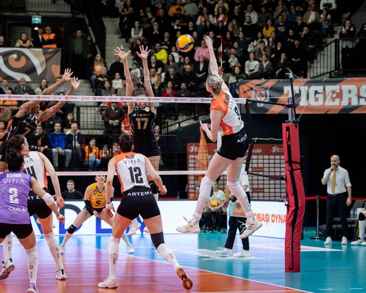 ECZACIBAŞI DYNAVİT, VODAFONE SULTAN LİGİ PLAY-OFF YARI FİNAL SERİSİ İLK MAÇINDA V.BANK'A 3-0...