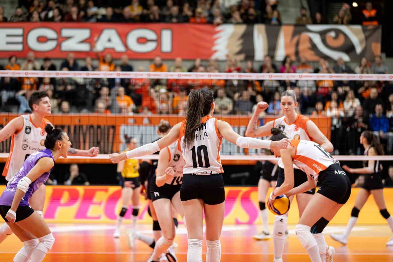 ECZACIBAŞI DYNAVİT, VODAFONE SULTAN LİGİ PLAY-OFF YARI FİNAL SERİSİ İLK MAÇINDA V.BANK'A 3-0...