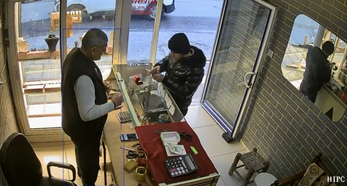 EDİNİLEN BİLGİYE GÖRE BİR ŞAHIS, YÜZÜK SATIN ALMAK İSTEDİĞİNİ SÖYLEYEREK VİTRİNDEKİ ÜRÜNLERİ...