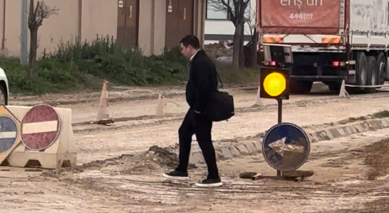 EDİRNE'DE BAZI NOKTALARDA UZUN SÜREDİR ONARILMAYAN BOZUK YOLLAR, HEM SÜRÜCÜLER HEM DE YAYALAR İÇİN...