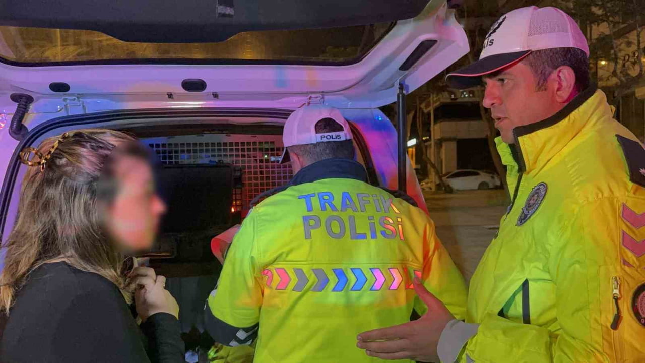 EHLİYETİ İPTAL EDİLEN KADIN ADAY SÜRÜCÜ, "BENİ ÇEKMEYİN, AVUKATIM" DİYEREK KENDİNİ...