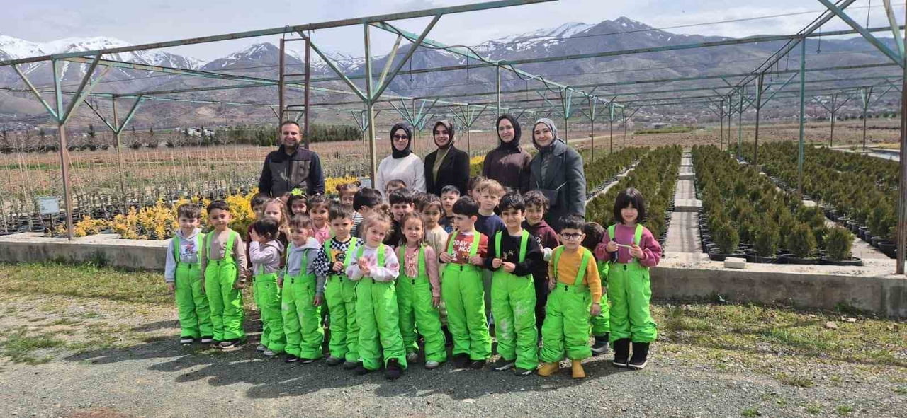 ELAZIĞ'DA MİNİK ÖĞRENCİLER FİDANLIKTA DOĞAYLA BULUŞTU.