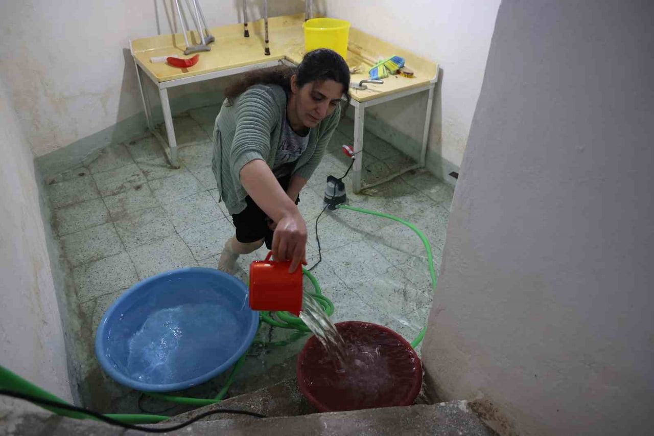 ELAZIĞ’DA BİR MAHALLEDE 40’A YAKIN MÜSTAKİL EVLERİN BODRUM KISMINA DOLAN SU YÜZÜNDEN VATANDAŞLAR...