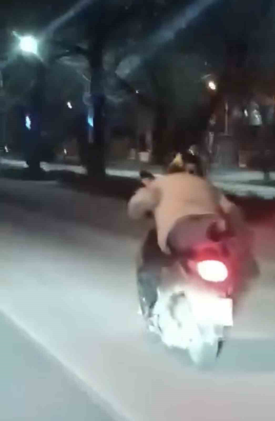 ELAZIĞ’DA BİR SÜRÜCÜ KENDİ CANINI HİÇE SAYIP, MOTOSİKLETİN ÜZERİNE UZANARAK SEYRETTİ