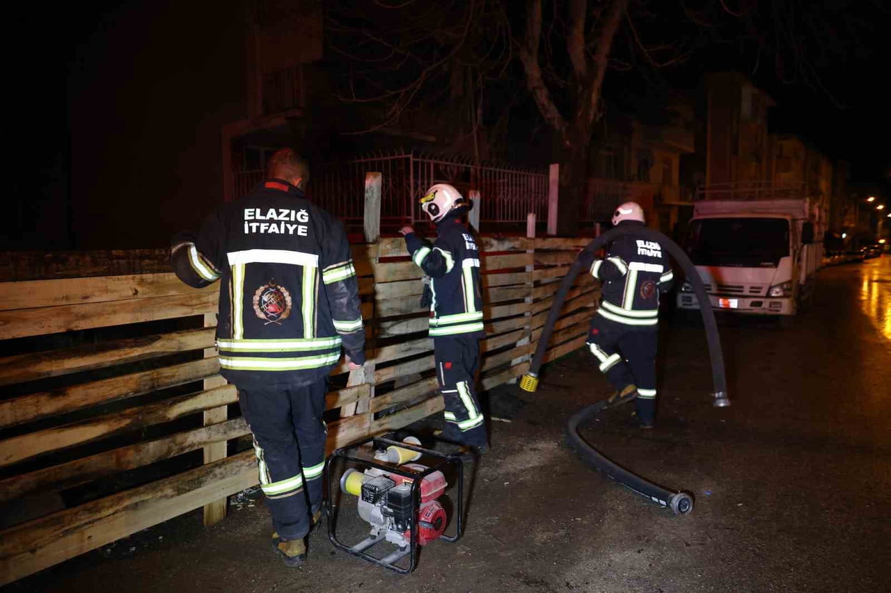 ELAZIĞ’DA DÜN ETKİLİ OLAN SAĞANAK YAĞIŞTAN DOLAYI, İNŞAAT İÇİN AÇILAN ALANIN TEMELİ SU DOLDU...