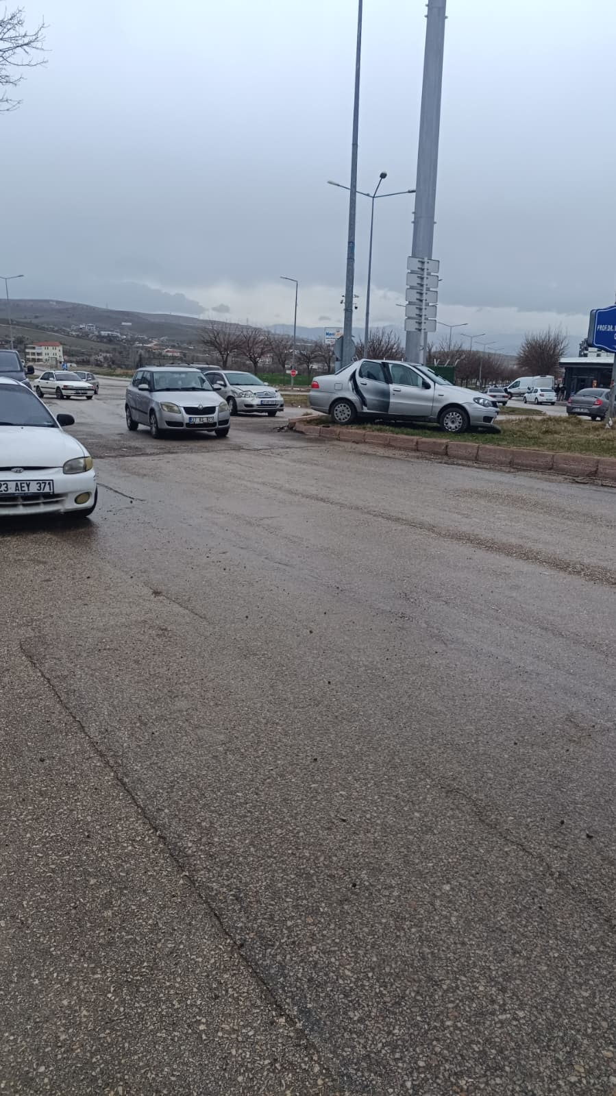 ELAZIĞ’DA İKİ OTOMOBİLİN ÇARPIŞMASI SONUCU MEYDANA GELEN TRAFİK KAZASINDA 3 KİŞİ...