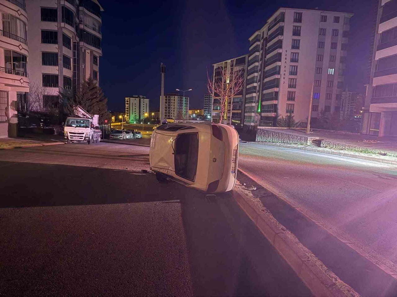 ELAZIĞ’DA SÜRÜCÜSÜNÜN DİREKSİYON HAKİMİYETİNİ KAYBETTİĞİ OTOMOBİL YAN YATTI, 1 KİŞİ...