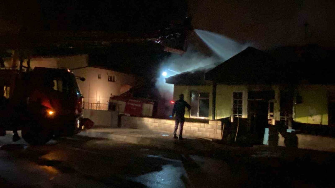 ERZİNCAN’DA BİR EVDE ÇIKAN YANGIN, İTFAİYE EKİPLERİNİN MÜDAHALESİYLE KONTROL ALTINA...