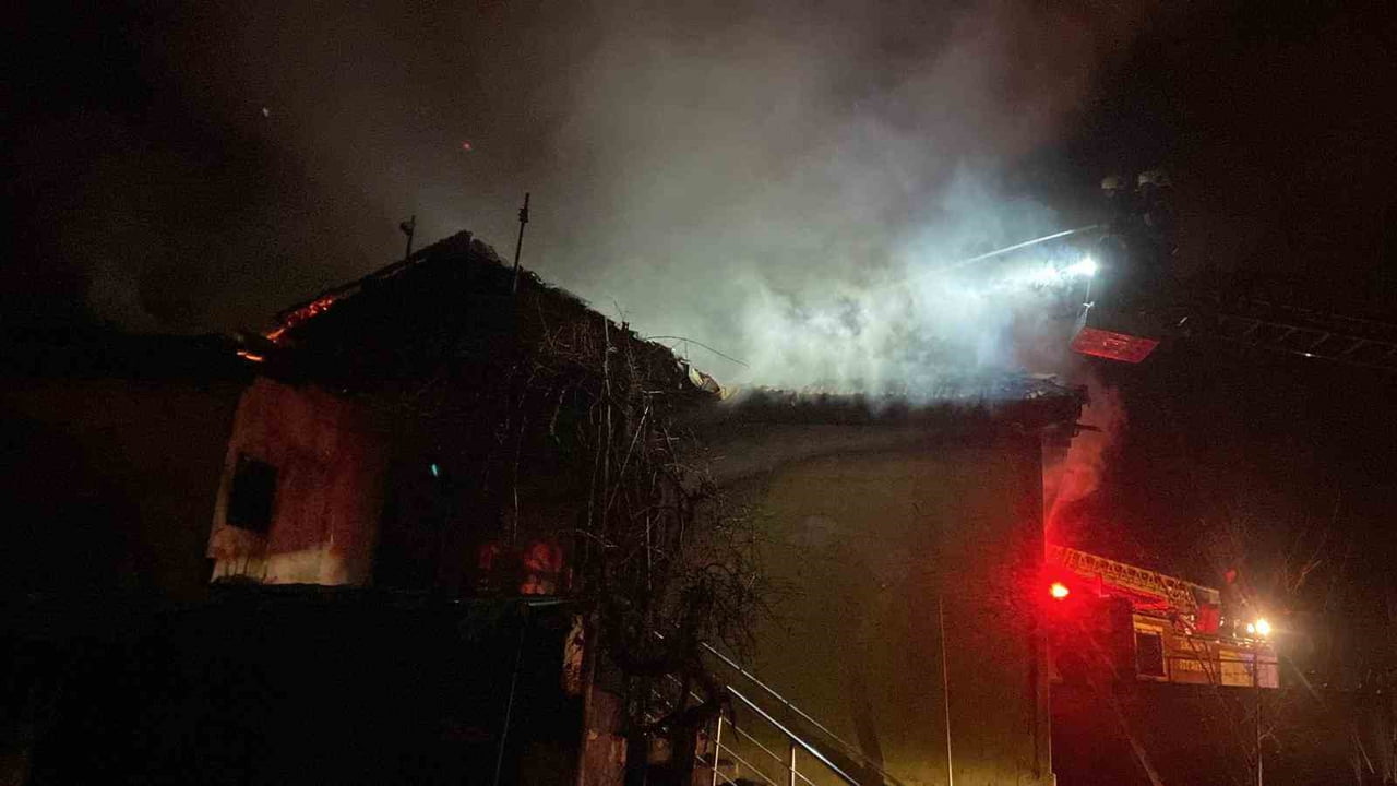 ERZİNCAN’DA BİR EVDE ÇIKAN YANGIN, İTFAİYE EKİPLERİNİN MÜDAHALESİYLE KONTROL ALTINA...