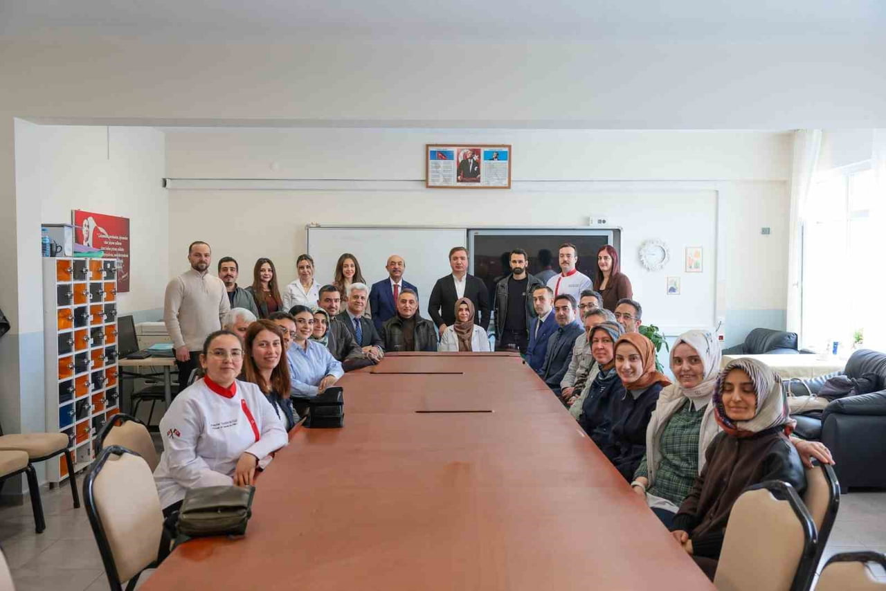 ERZİNCAN VALİSİ HAMZA AYDOĞDU, İL MİLLÎ EĞİTİM MÜDÜRÜ HACI ÖMER KARTAL İLE BİRLİKTE ERZİNCAN...