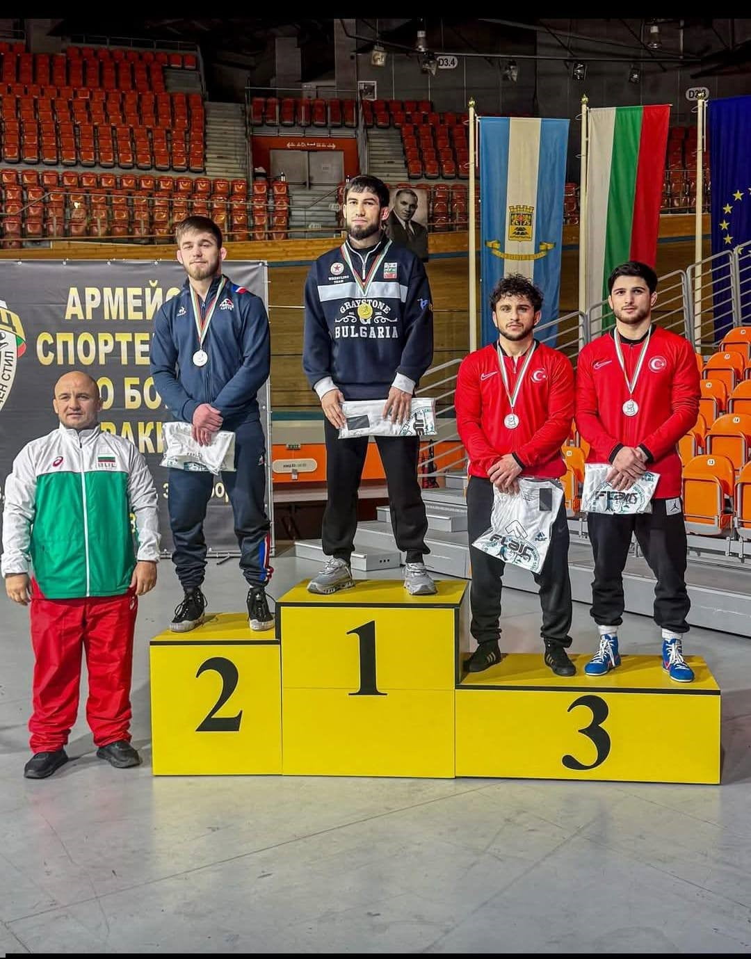 ERZİNCANLI GÜREŞÇİLER BULGARİSTAN’DA MADALYA KAZANDI