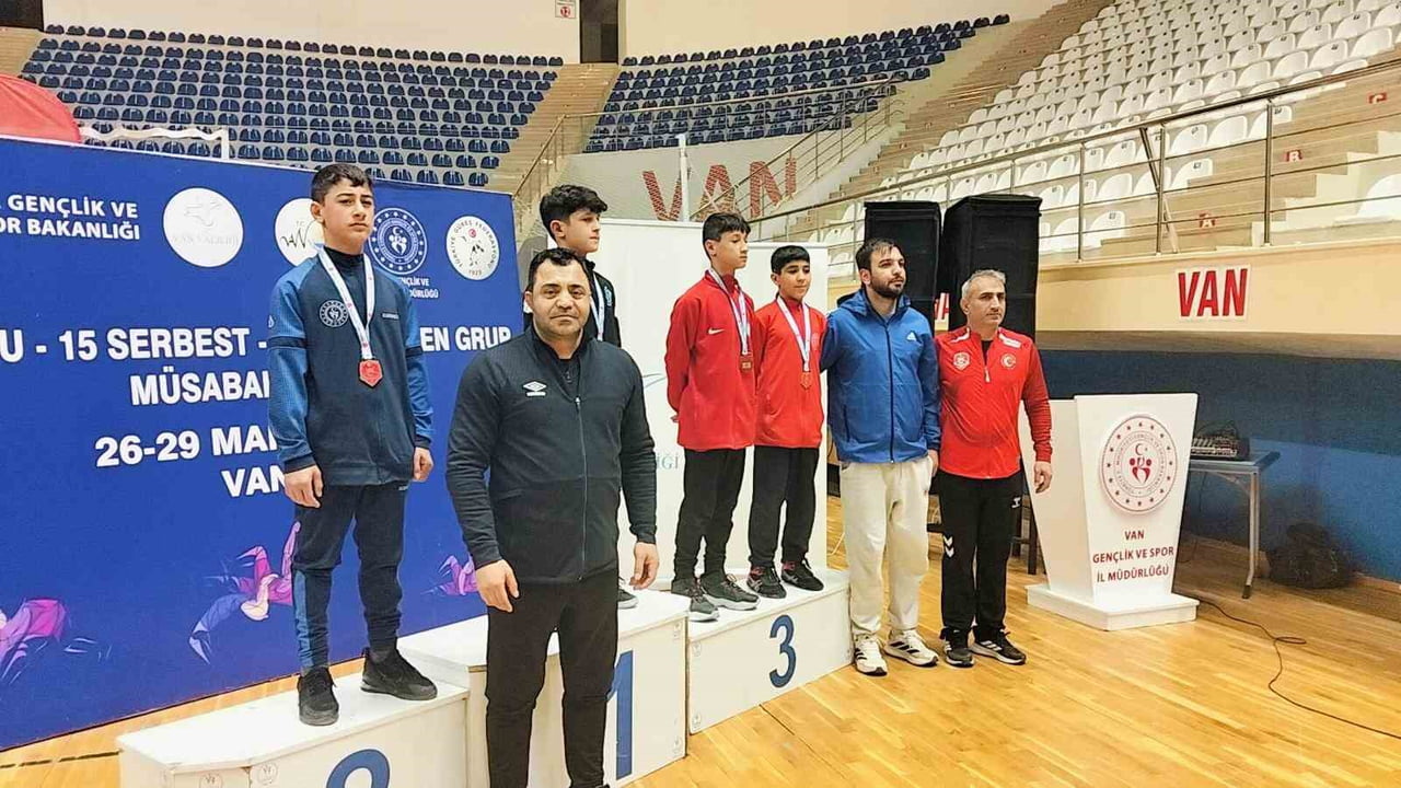 ERZİNCANLI GÜREŞÇİLERDEN BÖLGE ŞAMPİYONASINDA BAŞARI