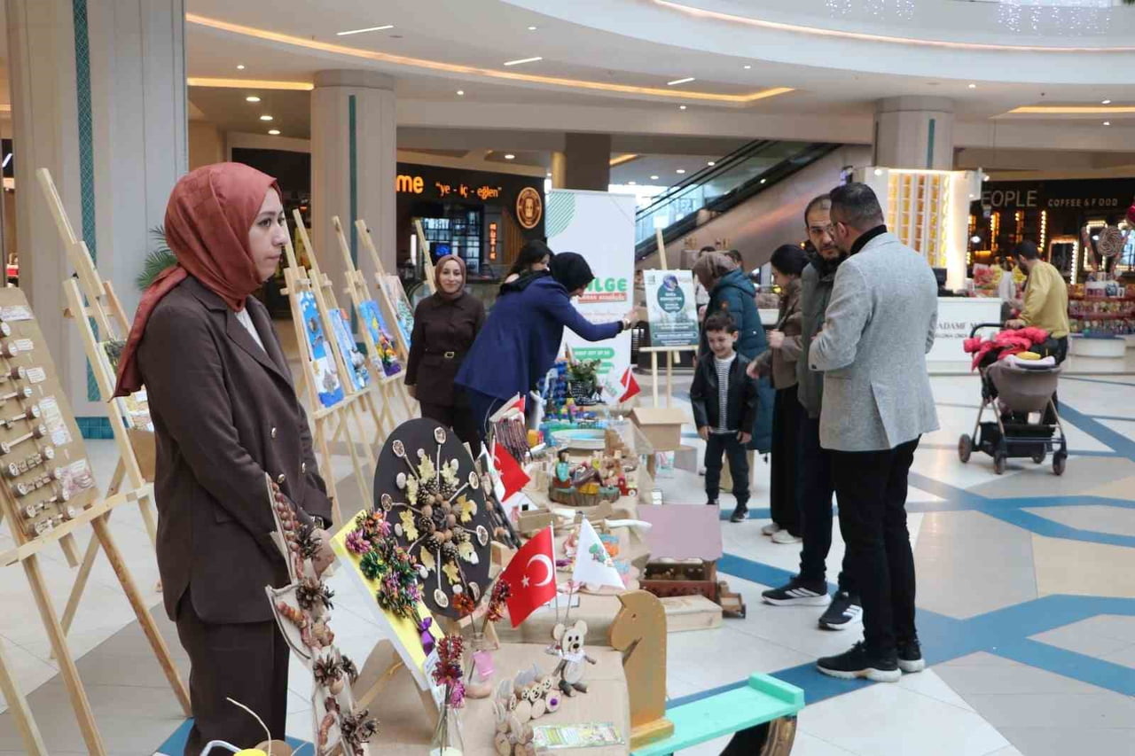 ERZURUM'DAKİ BİLGE ORMAN ANAOKULU ÖĞRENCİLERİ, OKULDAKİ ATÖLYELERDE YAPTIKLARI ÜRÜNLERİ SERGİYE...