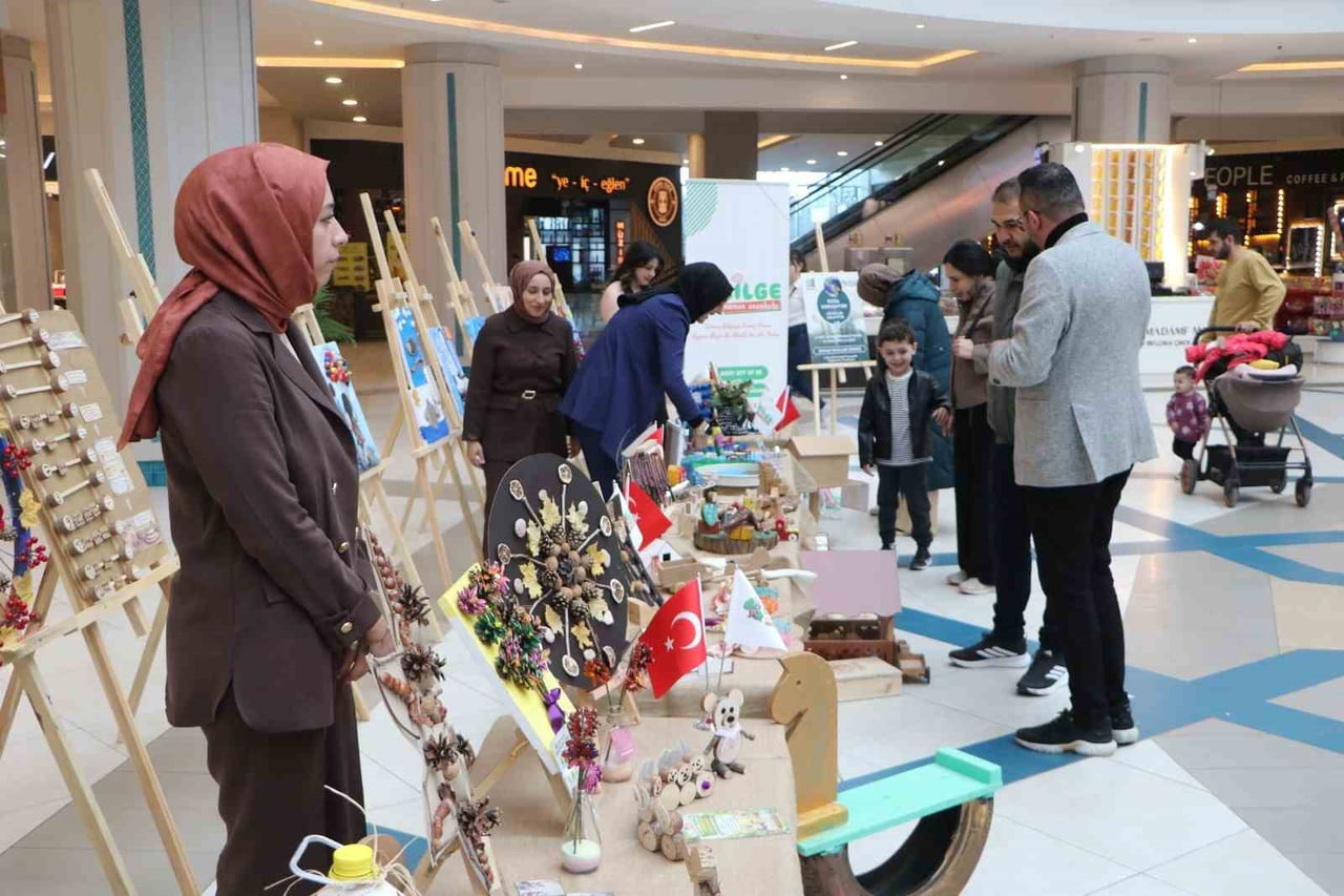 ERZURUM'DAKİ BİLGE ORMAN ANAOKULU ÖĞRENCİLERİ, OKULDAKİ ATÖLYELERDE YAPTIKLARI ÜRÜNLERİ SERGİYE...