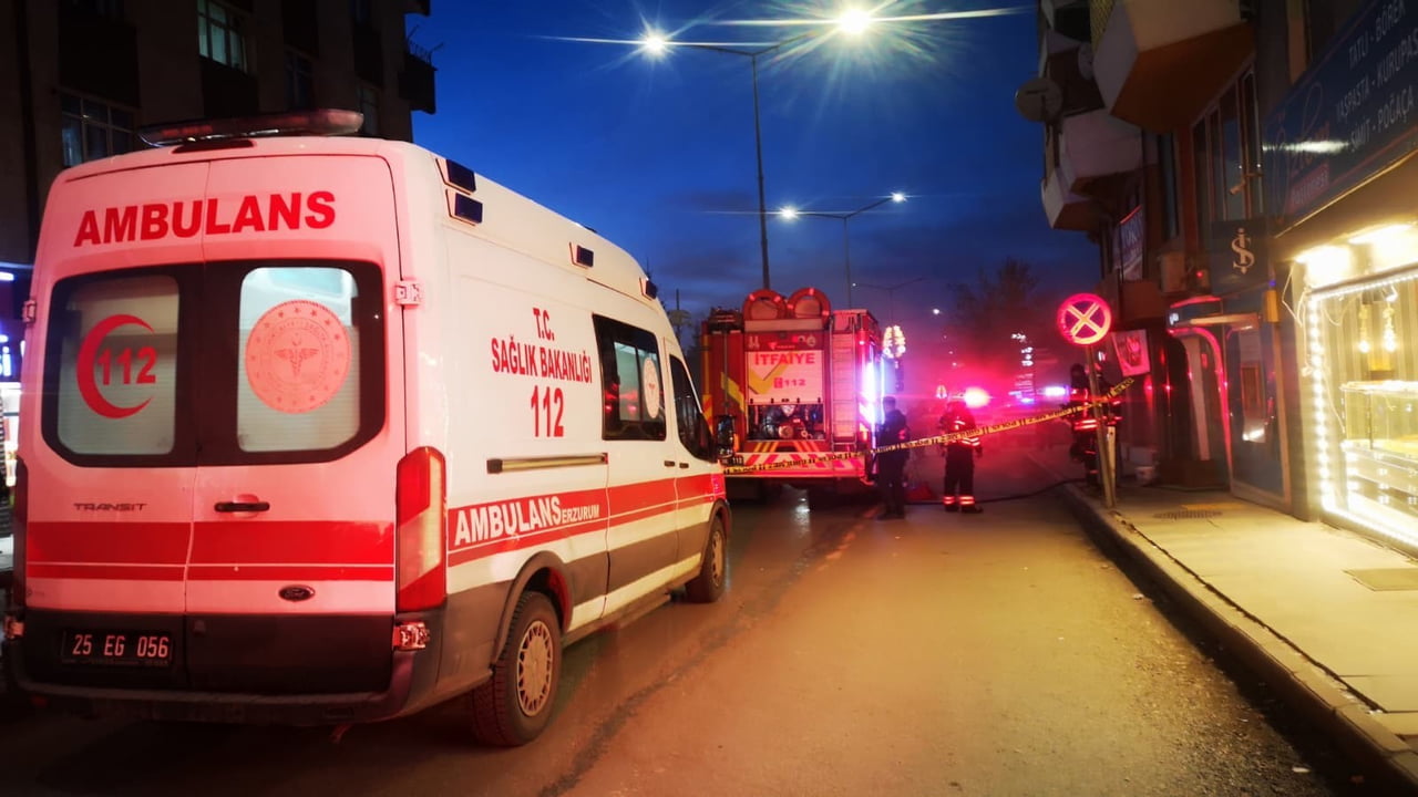 ERZURUM’DA 8 KATLI BİR BİNANIN ZEMİN KATINDA BULUNAN HALI MAĞAZASINDA ÇIKAN YANGIN PANİĞE NEDEN...