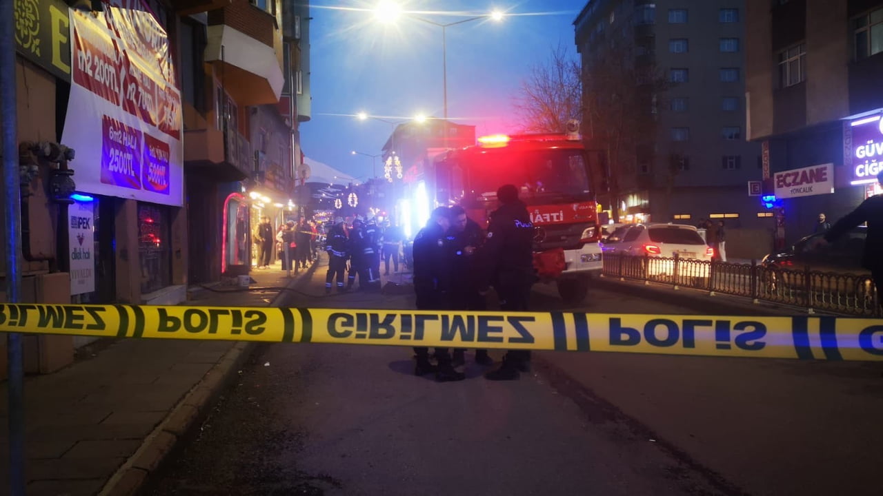 ERZURUM’DA 8 KATLI BİR BİNANIN ZEMİN KATINDA BULUNAN HALI MAĞAZASINDA ÇIKAN YANGIN PANİĞE NEDEN...