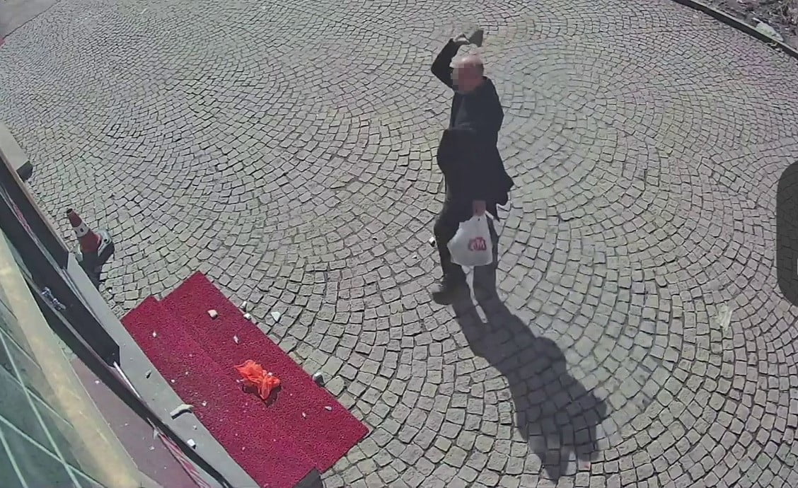 ERZURUM’DA BİR ECZANEYE YÖNELİK KUNDAKLAMA GİRİŞİMİ, GÜVENLİK KAMERALARI TARAFINDAN ANBEAN...