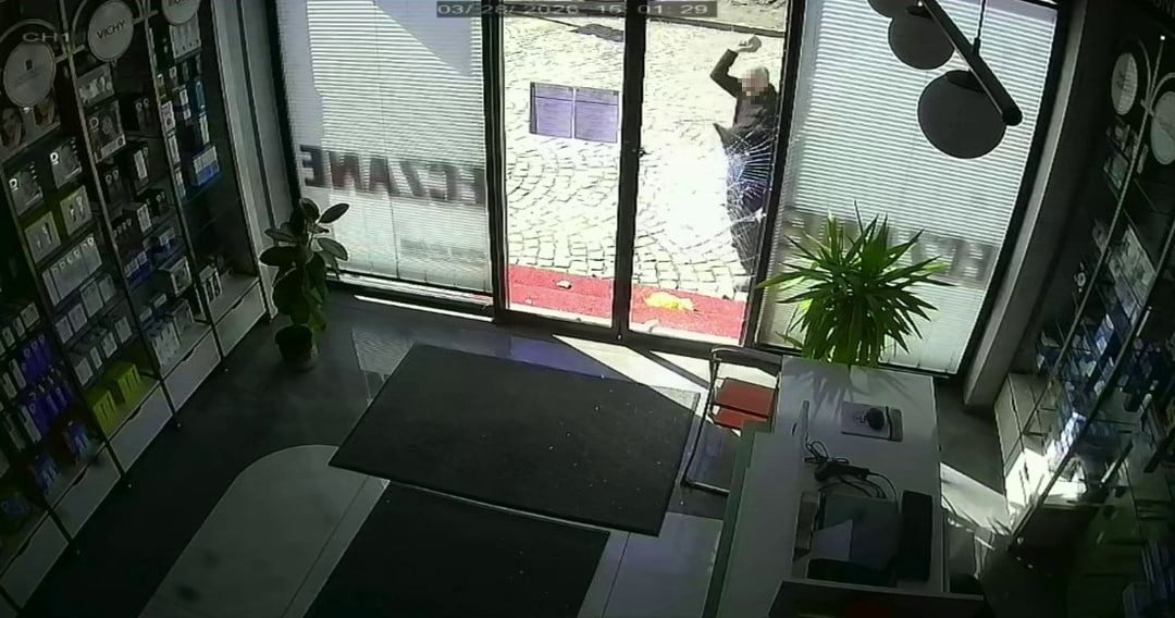 ERZURUM’DA BİR ECZANEYE YÖNELİK KUNDAKLAMA GİRİŞİMİ, GÜVENLİK KAMERALARI TARAFINDAN ANBEAN...