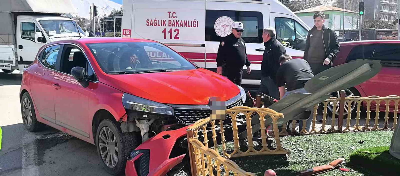 ERZURUM’DA KÖPEĞİ İLE BİRLİKTE YOLDA İLERLEYEN SÜRÜCÜ KÖPEĞİN ANİDEN ÜZERİNE ATLAMASI SONUCU...