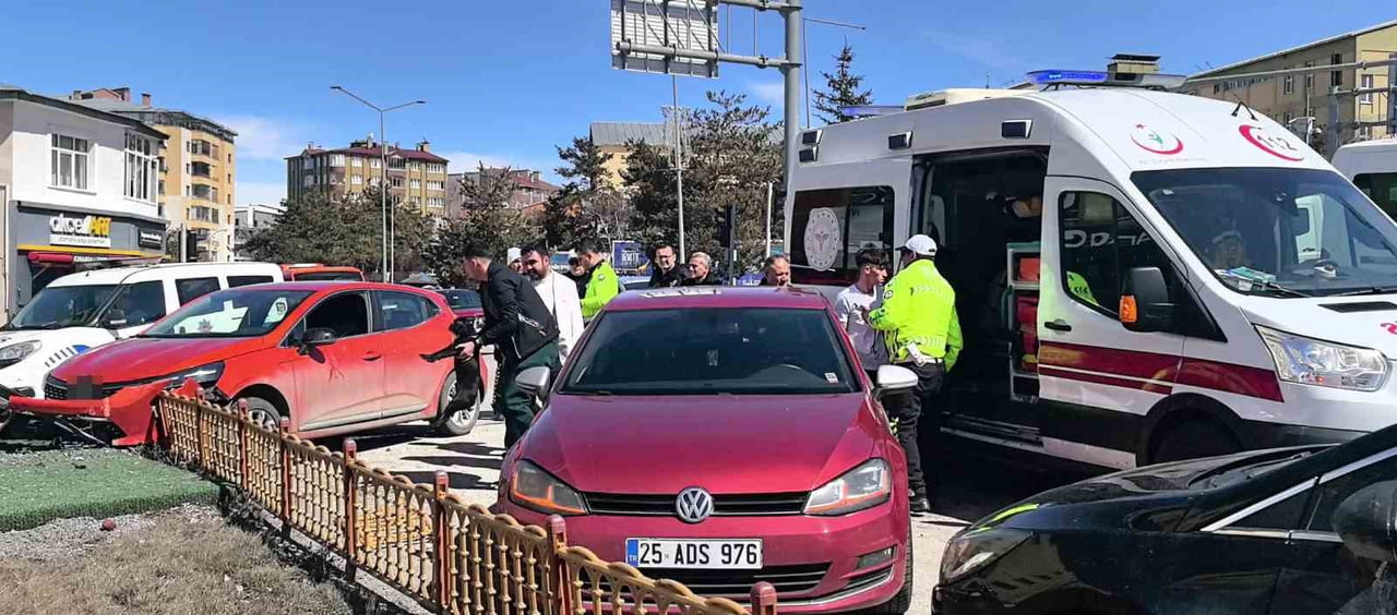 ERZURUM’DA KÖPEĞİ İLE BİRLİKTE YOLDA İLERLEYEN SÜRÜCÜ KÖPEĞİN ANİDEN ÜZERİNE ATLAMASI SONUCU...
