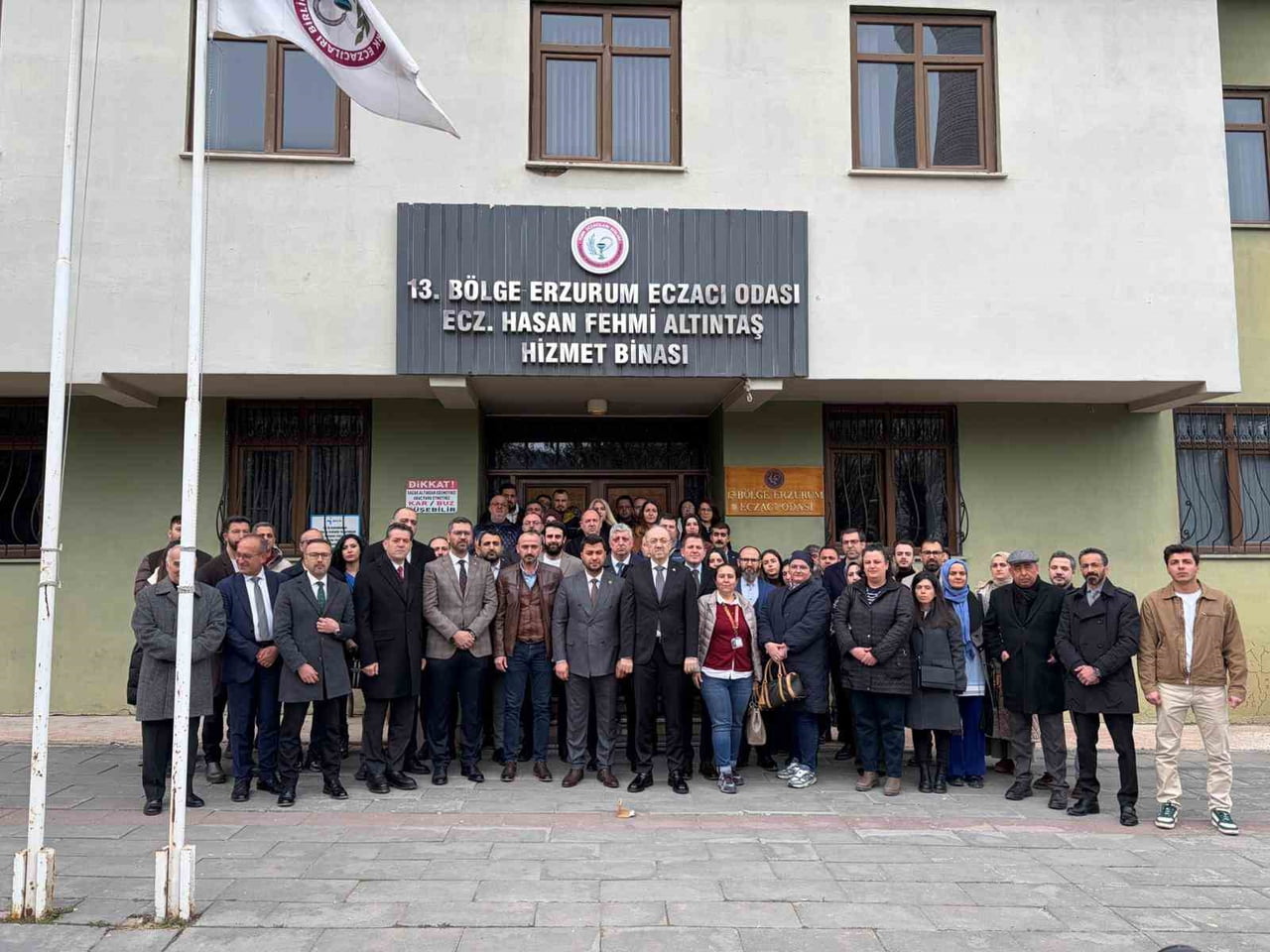 ERZURUM’DA ÖNCEKİ GÜN BİR ECZANEYE YAPILAN KUNDAKLAMA GİRİŞİMİ SONRASI BUGÜN ERZURUM’DA TOPLANAN...