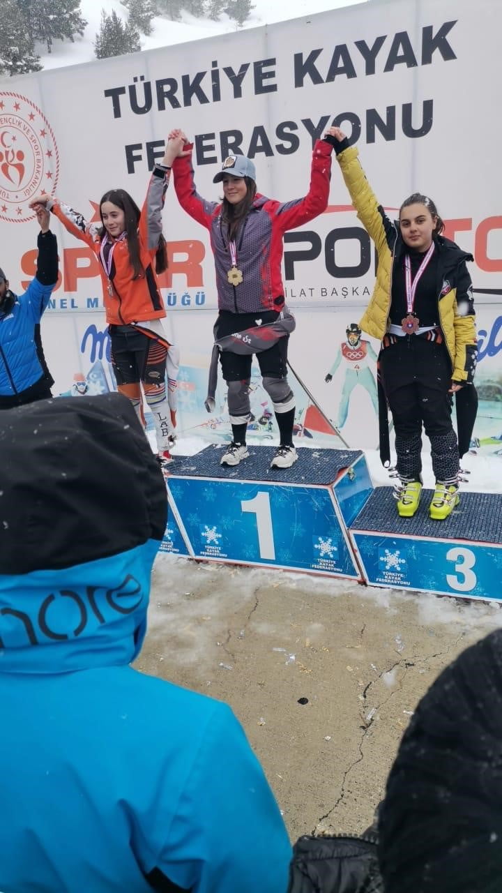 ERZURUMLU MİLLİ KAYAKÇI CANSU İKRA AKÇAY DA YARIŞLARDAKİ BAŞARISIYLA BÜYÜK GURUR YAŞATTI.