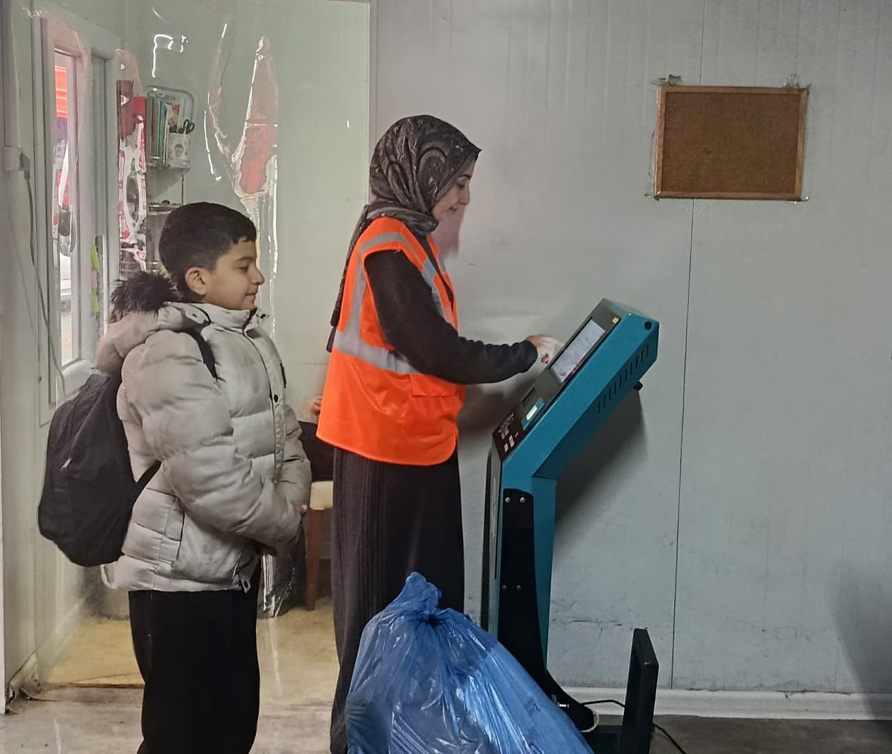 ESENLER'DE KAĞIT, PLASTİK, CAM, METAL VE ELEKTRONİK ATIKLAR EKONOMİYE KAZANDIRILIYOR