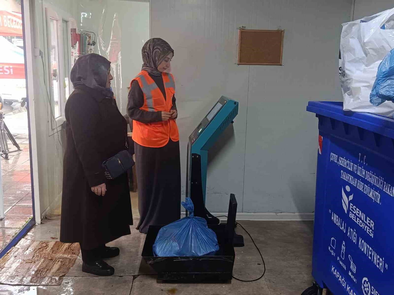 ESENLER'DE KAĞIT, PLASTİK, CAM, METAL VE ELEKTRONİK ATIKLAR EKONOMİYE KAZANDIRILIYOR