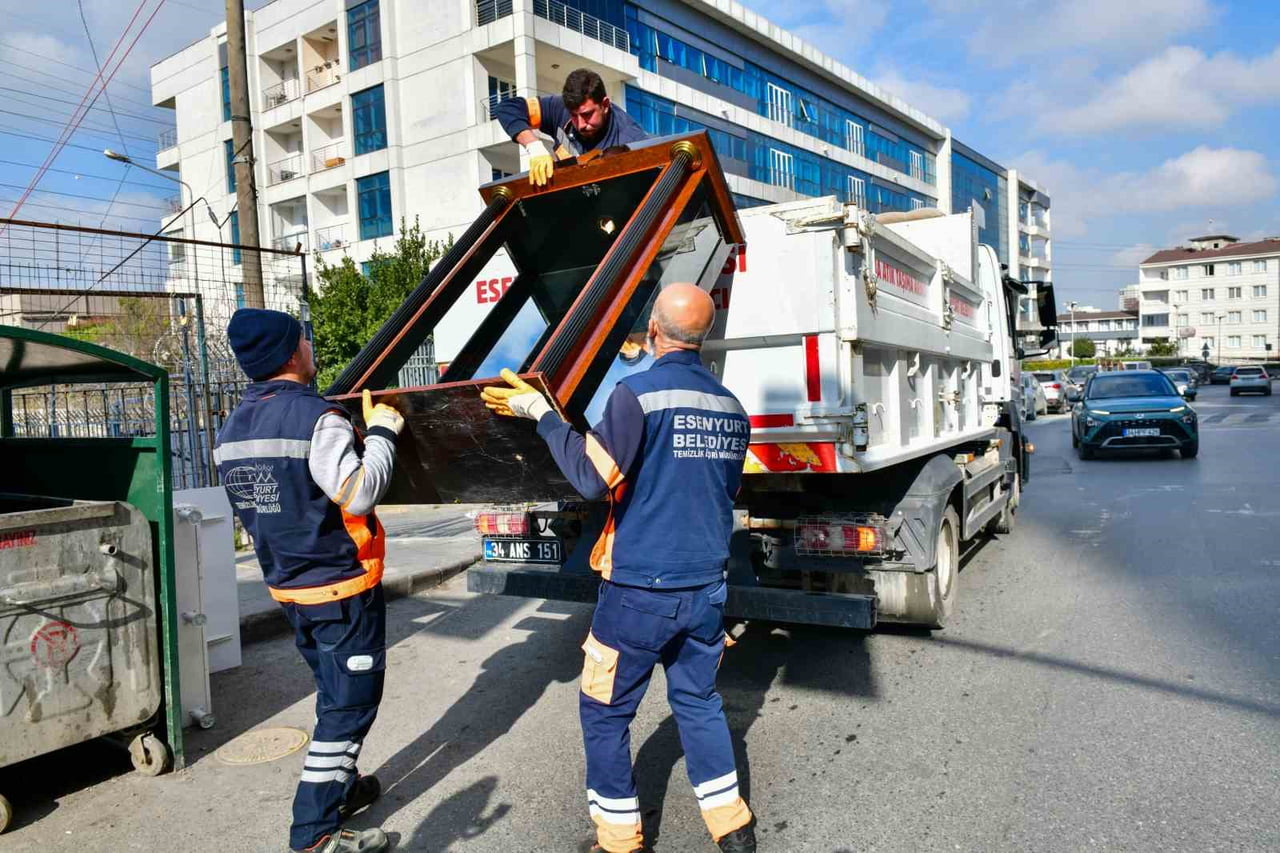 ESENYURT BELEDİYESİ, ÇEVRE KİRLİLİĞİNİ ÖNLEMEK VE MAHALLELERİN TEMİZLİĞİNİ SAĞLAMAK AMACIYLA ESKİ...