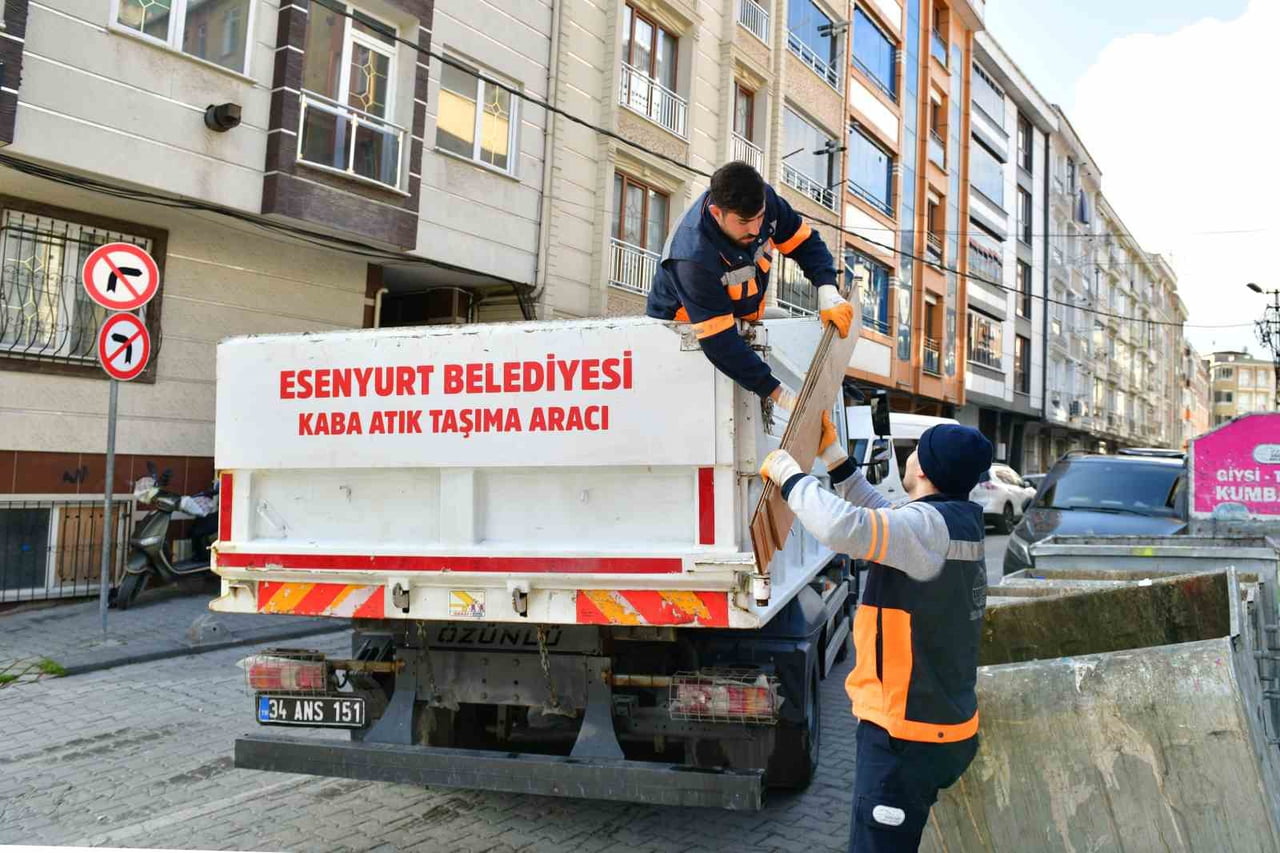 ESENYURT BELEDİYESİ, ÇEVRE KİRLİLİĞİNİ ÖNLEMEK VE MAHALLELERİN TEMİZLİĞİNİ SAĞLAMAK AMACIYLA ESKİ...