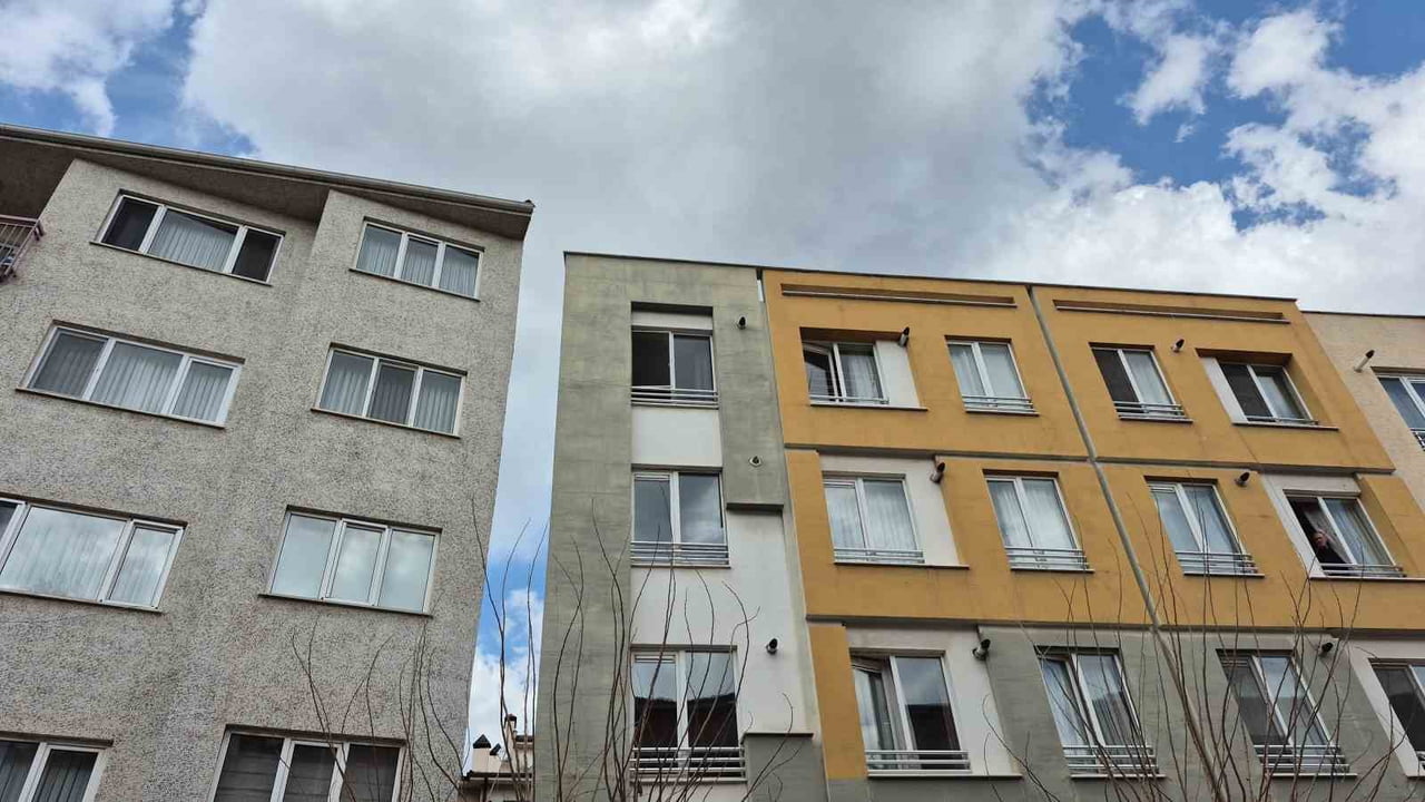 ESKİŞEHİR'DE 4'ÜNCÜ KATTAN DÜŞEREK AĞIR YARALANAN 20 YAŞINDAKİ KIZ ÖĞRENCİ HASTANEYE...