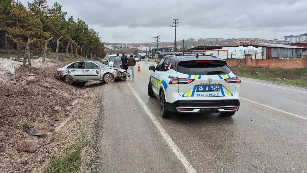 ESKİŞEHİR'DE KONTROLDEN ÇIKAN OTOMOBİLİN YOL KENARINA SAVRULMASI SONUCU GERÇEKLEŞEN TRAFİK...