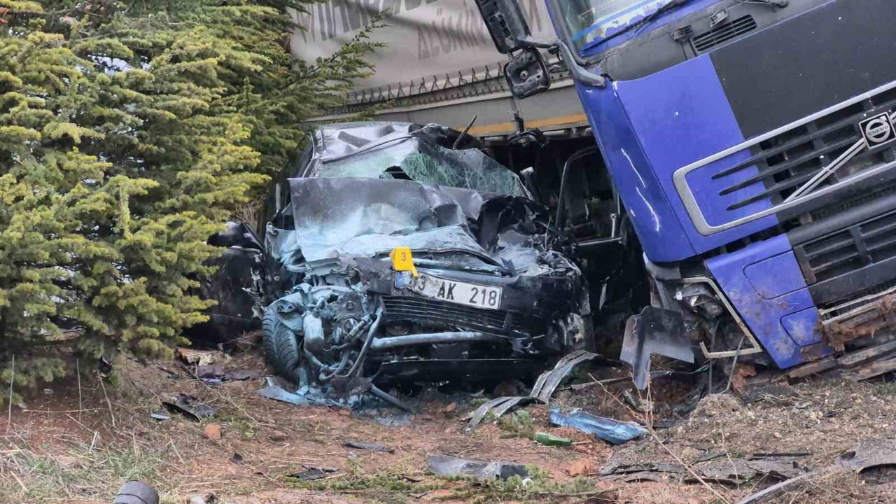 ESKİŞEHİR'DE KONTROLDEN ÇIKAN TIRIN OTOMOBİLİ ALTINA ALDIĞI TRAFİK KAZASINDA 1 KİŞİ ÖLÜRKEN, 1'İ...