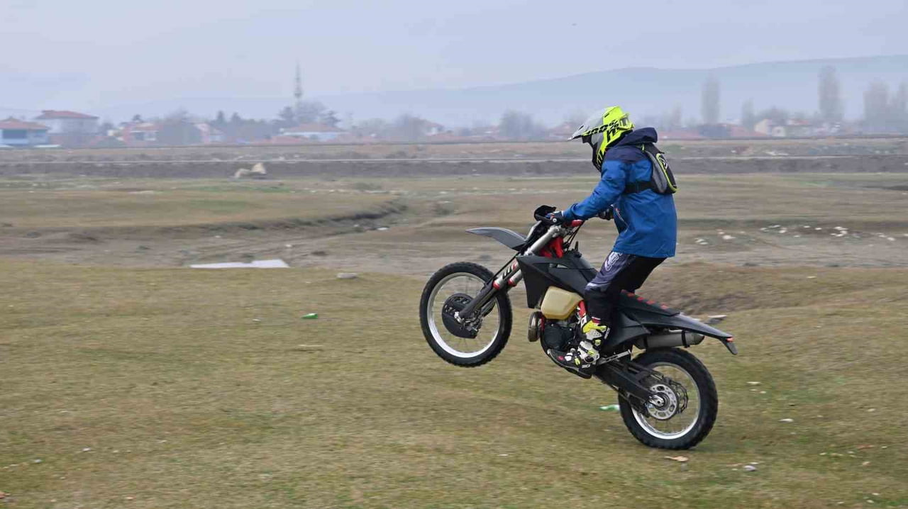 ESKİŞEHİR'DE MOTOR SPORLARI İÇİN ANTRENMAN SAHASI BULUNMAMASI, SPORCULARI VE AİLELERİNİ İSYAN...