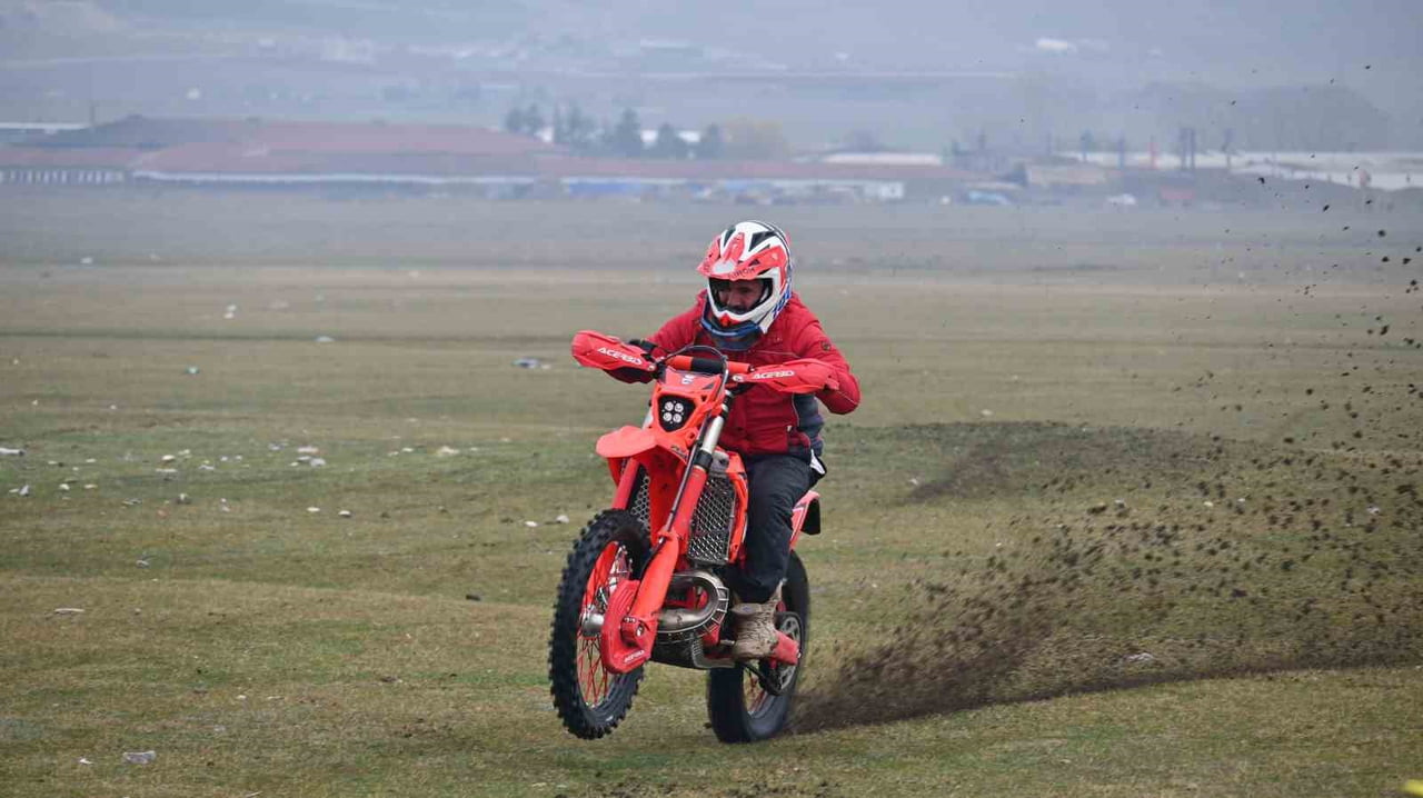 ESKİŞEHİR'DE MOTOR SPORLARI İÇİN ANTRENMAN SAHASI BULUNMAMASI, SPORCULARI VE AİLELERİNİ İSYAN...