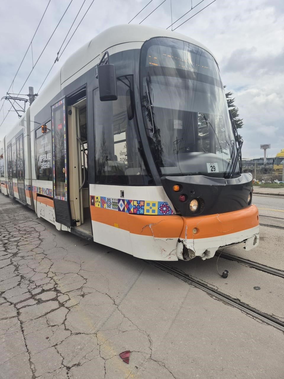 ESKİŞEHİR'DE OTOMOBİLLE TRAMVAYIN ÇARPIŞTIĞI TRAFİK KAZASINDA 2 KİŞİ YARALANDI.