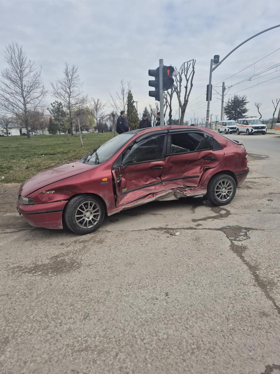 ESKİŞEHİR'DE OTOMOBİLLE TRAMVAYIN ÇARPIŞTIĞI TRAFİK KAZASINDA 2 KİŞİ YARALANDI.