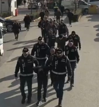 ESKİŞEHİR'DE POLİS EKİPLERİNİN ŞANTAJ YAPAN ŞÜPHELİLERE YÖNELİK OPERASYONUNDA YAKALANAN 4 ŞAHIS...