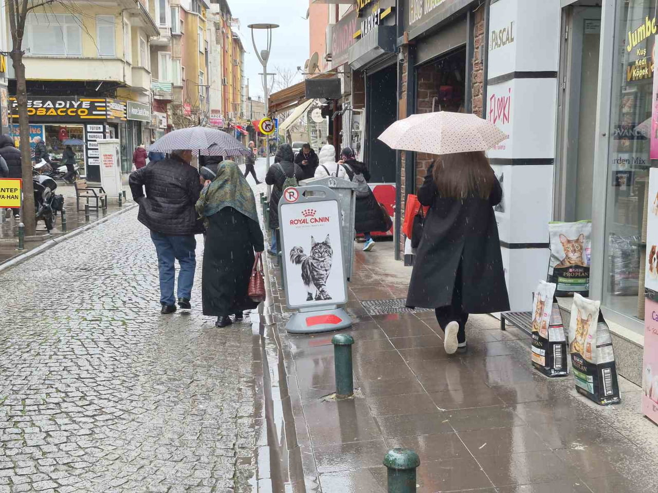 ESKİŞEHİR'DE SAĞANAK YAĞIŞ ETKİLİ OLURKEN, BİRÇOK VATANDAŞ ISLANMAMAK İÇİN ŞEMSİYE...