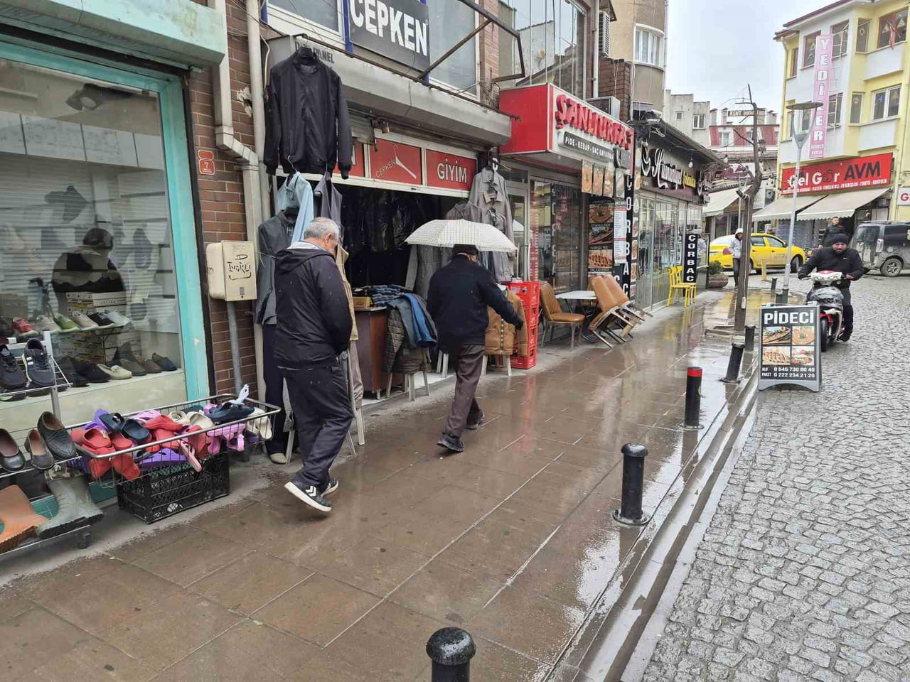 ESKİŞEHİR'DE SAĞANAK YAĞIŞ ETKİLİ OLURKEN, BİRÇOK VATANDAŞ ISLANMAMAK İÇİN ŞEMSİYE...