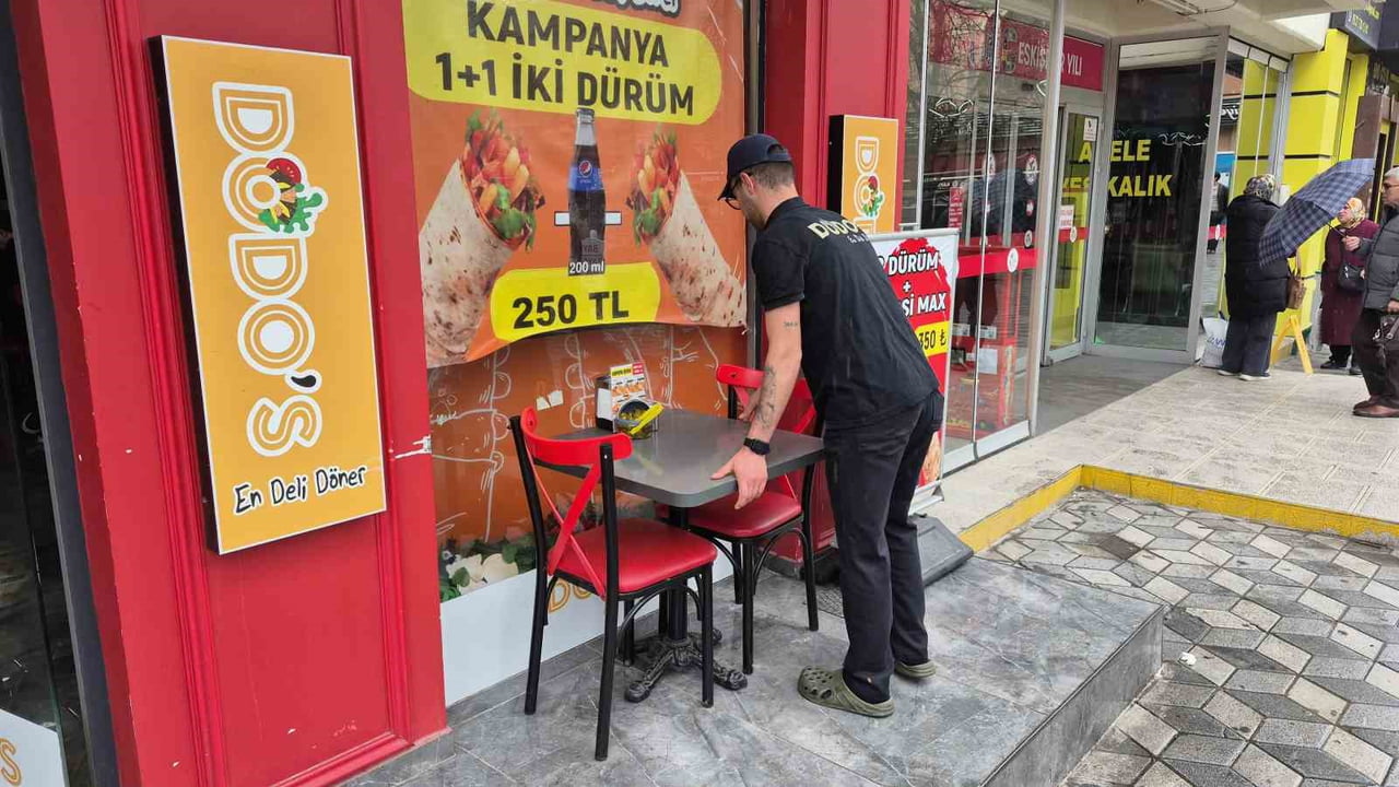 ESKİŞEHİR'DE YEDİKLERİ DÜRÜMLERİN PARASINI ÖDEMEDEN İŞLETMEDEN KAÇAN BİR GRUP GENÇ, GÜVENLİK...