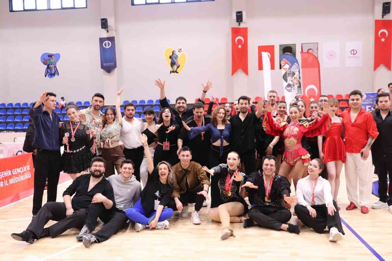 ESKİŞEHİR’DE İLK KEZ DÜZENLENEN DANS SPORLARI İL ŞAMPİYONASI’NDA 300’E YAKIN SPORCU, KARAYİP...